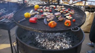 Pişirme Barbekü lezzetli sosis, et ve sebze ızgara. Ağır çekim