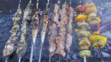 Et ve sebze ızgara hazırlanıyor. Ağır çekim