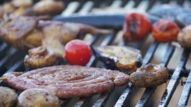 Et ve sebze ızgara hazırlanıyor. Ağır çekim