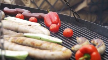 Sebze Izgara ve Barbekü lezzetli sosis pişirme. Ağır çekim