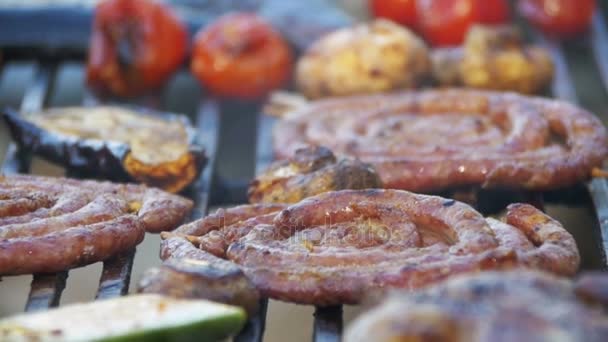烹饪烧烤好吃的香肠、 肉和蔬菜在烤架上。慢动作 — 图库视频影像