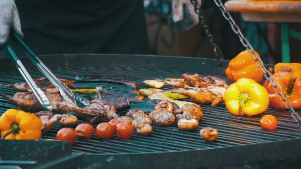 Zubereitung von Fleisch und Gemüse auf dem Grill. Zeitlupe — Stockvideo