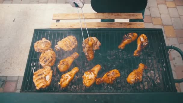 A grill, ban lassú sült csirke — Stock videók