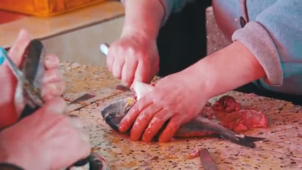 Vendedor mulher cortar o peixe no mercado de peixe — Vídeo de Stock