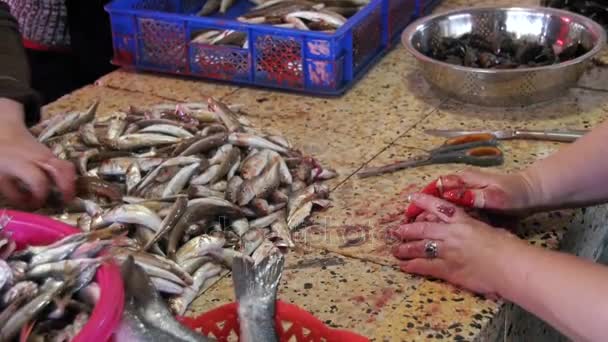 Vendedor mulher cortar o peixe no mercado de peixe. Movimento lento — Vídeo de Stock