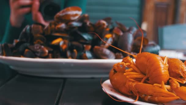 Geroosterde rode rivierkreeft en mosselen op een houten tafel in de vis Restaurant Georgia — Stockvideo