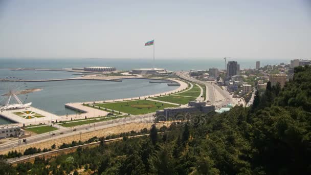 Vista panorámica desde lo alto de una gran ciudad cerca del mar. Bakú, Azerbaiyán. Tiempo de caducidad — Vídeos de Stock