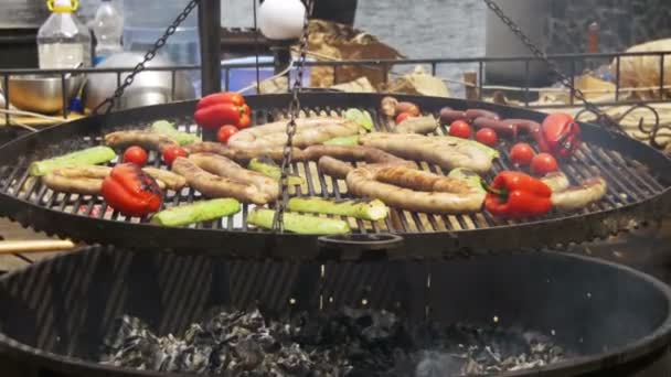 Vaření chutné grilované klobásky a zeleniny na grilu — Stock video