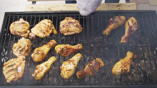 Carne de pollo cocinando en una parrilla de barbacoa — Vídeo de stock