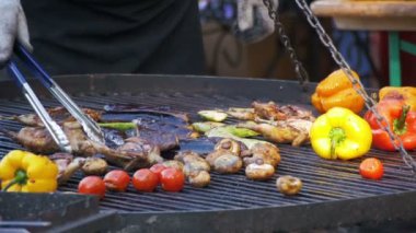 Pişirme Barbekü lezzetli sosis, et ve sebze ızgara. Ağır çekim