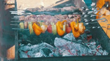 Delicious ile barbekü ızgara et ve sebze pişmiş ızgara