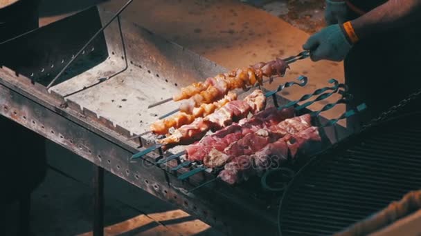 Man Preparing Barbecue on the Food Festival. Mouvement lent — Video