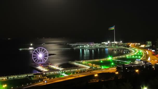 Ruota panoramica sullo sfondo del mare e del sentiero lunare. Traffico sulle strade. Scadenza temporale — Video Stock