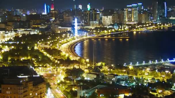 Blick von oben auf eine Großstadt am Meer bei Nacht. baku, azerbaijan. Zeitraffer — Stockvideo