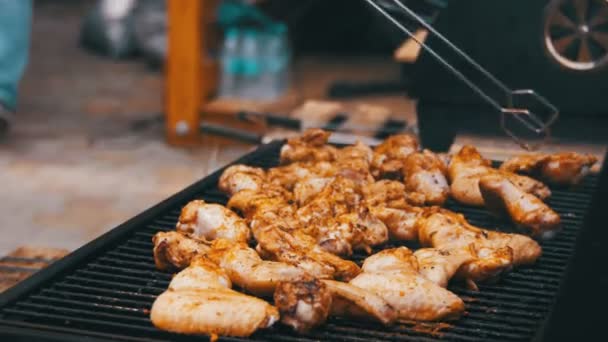 Grilled chicken on the grill — Stock Video