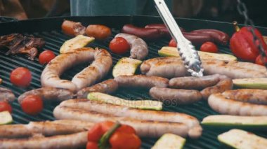 Sebze Izgara ve Barbekü lezzetli sosis hazırlanıyor. Ağır çekim