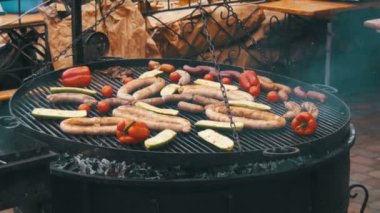 Izgarada et ve sebze pişirmek