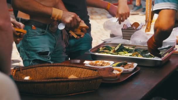 人们卖准备在街头市场上烧烤吃准备的食物。慢动作 — 图库视频影像