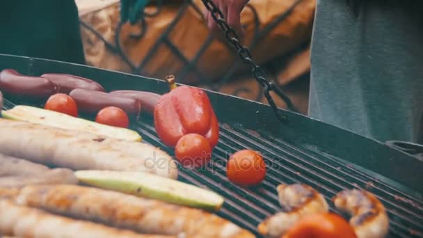 烹饪烧烤好吃的香肠和蔬菜在烤架上。慢动作 — 图库视频影像
