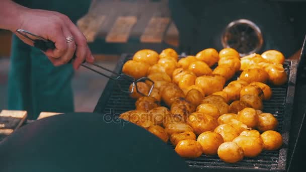 Batatas jovens se preparam em uma grelha em câmera lenta — Vídeo de Stock