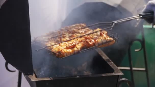 Carne de pollo cocinando en una parrilla de barbacoa. Moción lenta — Vídeos de Stock