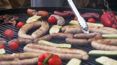 Sebze Izgara ve Barbekü lezzetli sosis pişirme. Ağır çekim