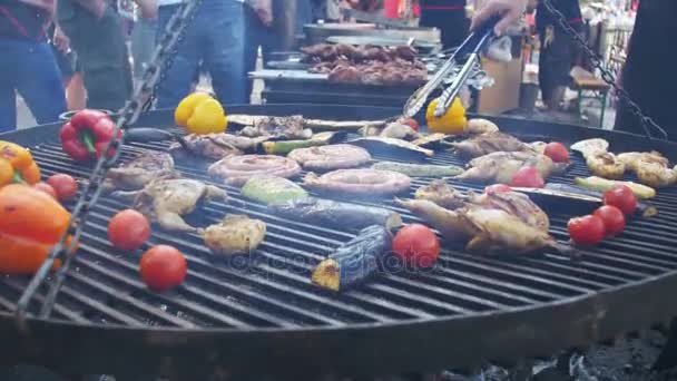 Koken van vlees en groenten op de Barbecue — Stockvideo