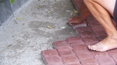 Parke taşı döşeme kurucusudur. Ağır çekim