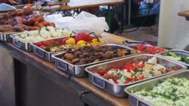 Mağaza tezgahın üzerine pişmiş sokak gıda