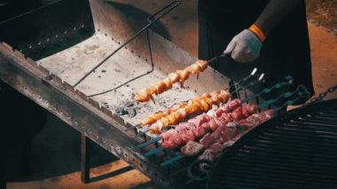 Adam yemek Festivali Barbekü hazırlanıyor. Ağır çekim