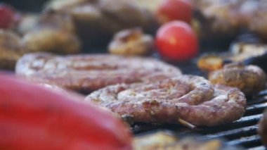 Pişirme Barbekü lezzetli sosis, et ve sebze ızgara. Ağır çekim