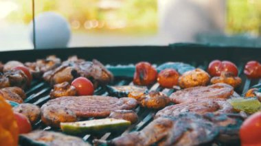 Sosis ve ızgara sebze yemek