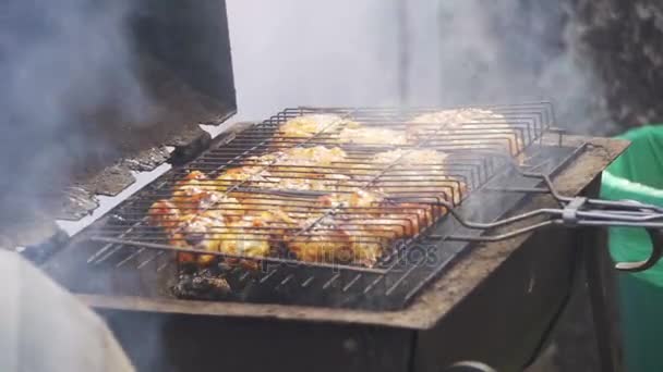 Cocinar carne de pollo en una parrilla de barbacoa en cámara lenta — Vídeos de Stock