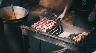 Adam yemek Festivali Barbekü hazırlanıyor. Ağır çekim