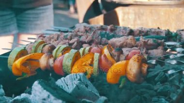 Delicious ile barbekü ızgara et ve sebze pişmiş ızgara