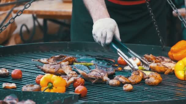 Cozinhar churrasco deliciosas salsichas, Carne e legumes na grelha. Movimento lento — Vídeo de Stock