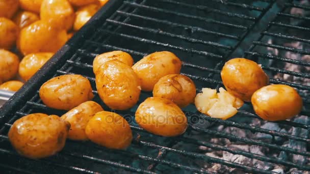 Młode ziemniaki przygotować na grillu w zwolnionym tempie — Wideo stockowe