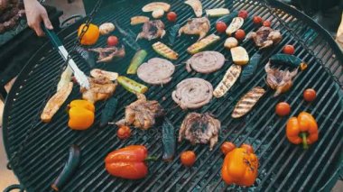 Üstten Görünüm pişirme Barbekü Delicious ve sebze ızgara