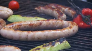 Sebze Izgara ve Barbekü lezzetli sosis hazırlanıyor. Ağır çekim