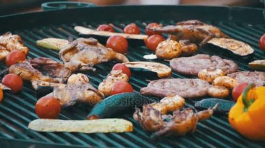 Pişirme Barbekü lezzetli sosis, et ve sebze ızgara. Ağır çekim