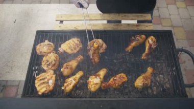 Yavaş çekimde bir barbekü ızgara pişirme tavuk eti
