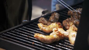 Bir barbekü ızgara pişirme tavuk eti. Ağır çekim