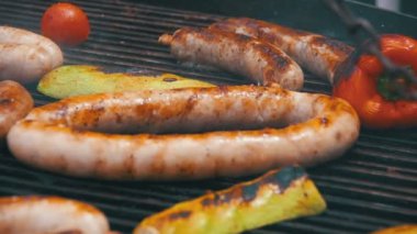Sebze Izgara ve Barbekü lezzetli sosis hazırlanıyor. Ağır çekim