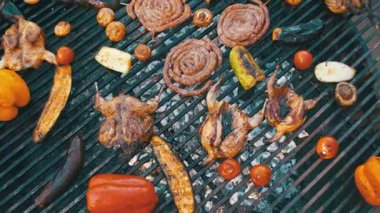 Üstten Görünüm pişirme Barbekü Delicious ve sebze ızgara