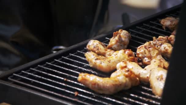 Куряче м'ясо готують на грилі для барбекю. Повільний рух — стокове відео