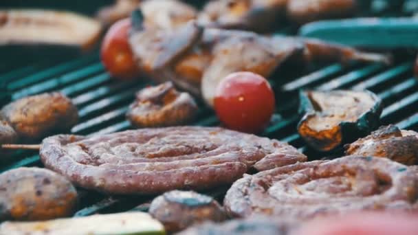 Preparación de carne y verduras en la parrilla. Moción lenta — Vídeos de Stock