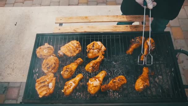 Kippenvlees koken op een Barbecue Grill in Slow Motion — Stockvideo