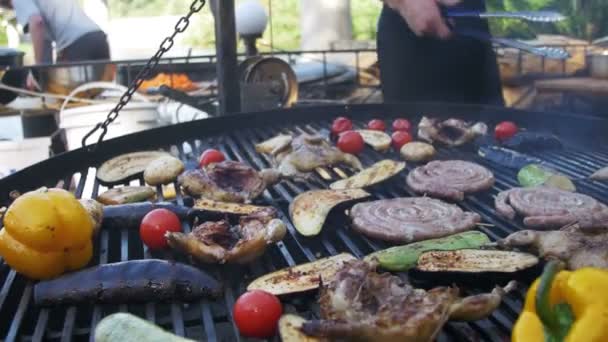 Приготовление мяса и овощей на гриле — стоковое видео