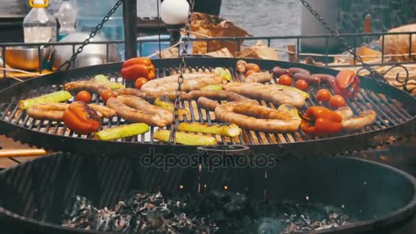 Kochen Grill leckere Würstchen und Gemüse auf dem Grill — Stockvideo