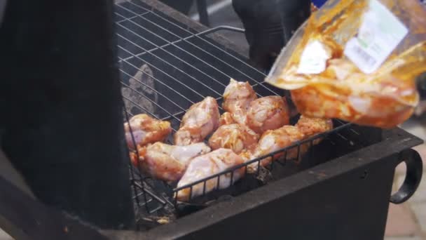 Grilled chicken on the grill — Stock Video